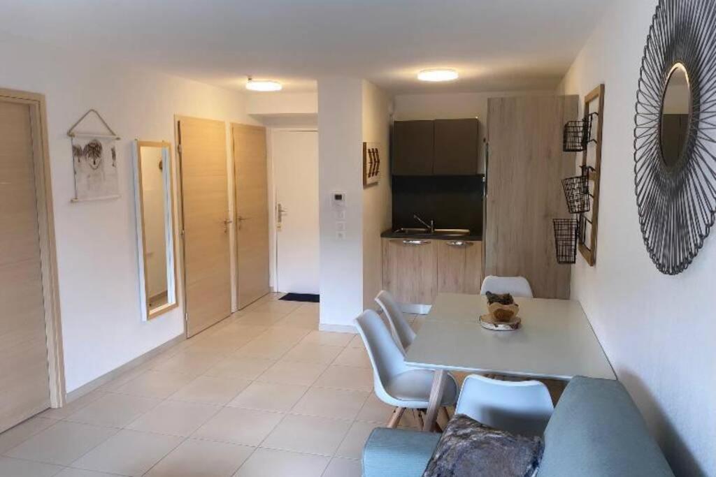 Appartement De Charme Dans Residence Avec Piscine La Joue Du Loup Le Devoluy Exterior photo